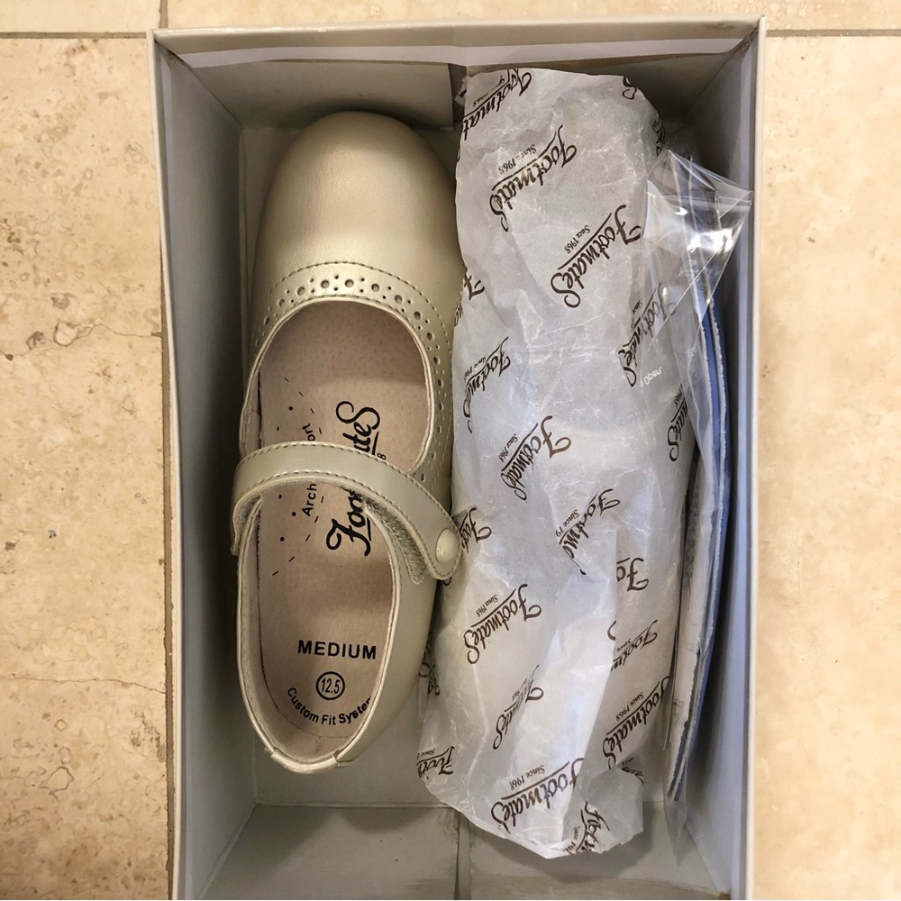 Footmates Emma shoes in the color ‘Pearl’ (soft gold) / Size 12.5 kids